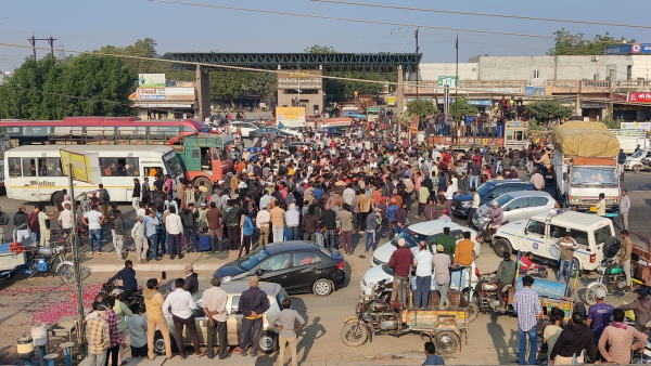 farmer protest outside gondal market